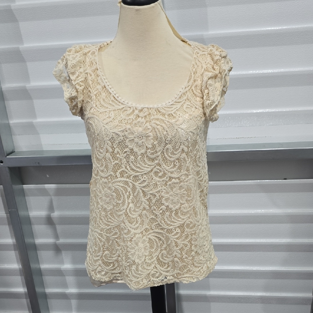 Forever 21 Cream Lace Cap Sleeve Blouse Size Medium